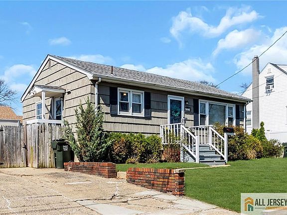 3rd image of 25 Woodview Ave