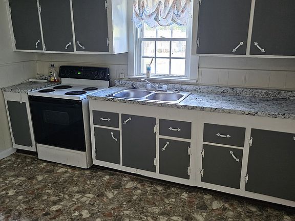 3rd image of 219 Vine Cir