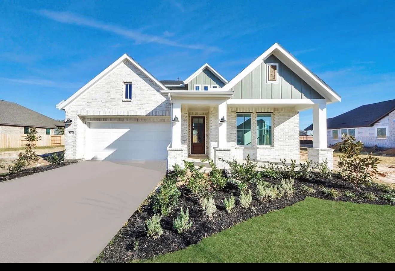 4 bed, $3,000 — Photo 1