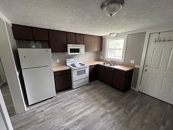4th image of 102 8th St APT B