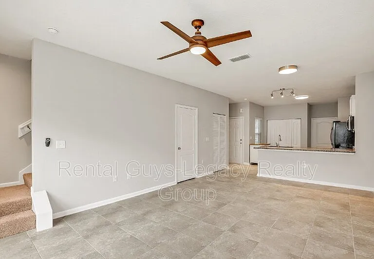 425 Servia Dr — Photo 7