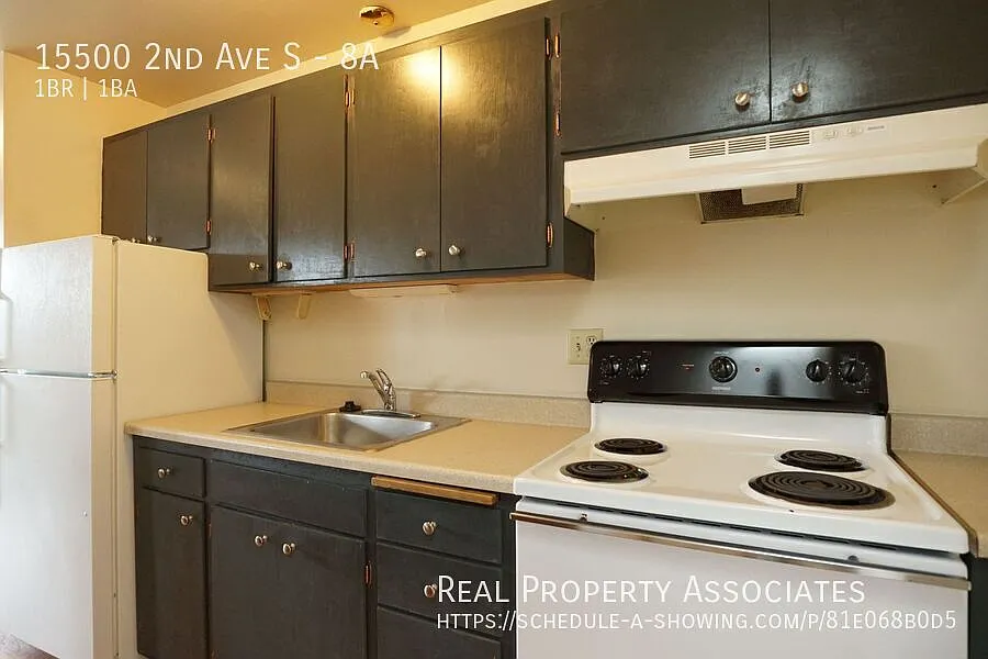 Cozy One Bedroom Apartment with Large Private Balcony Located in Burien Near Seattle — Photo 2