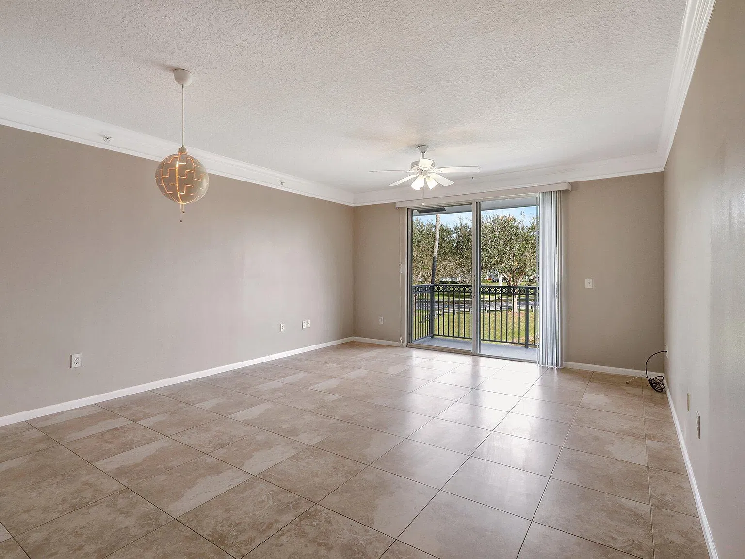 3 bed, 2.0 bath, 1362 sqft, $3,299 — Photo 2