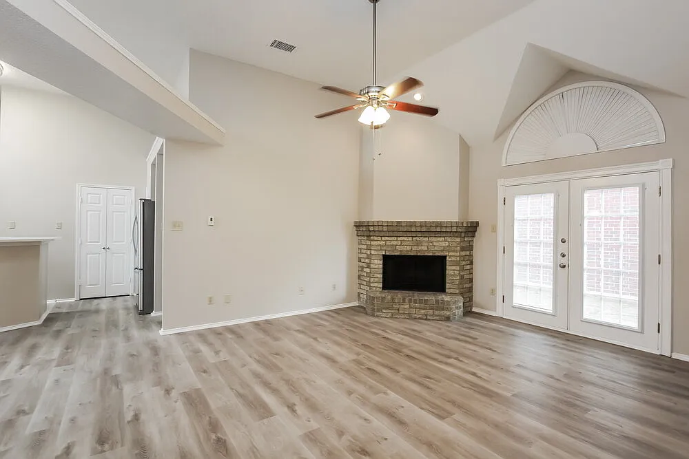 3 bed, 2.0 bath, 1352 sqft, $2,045 — Photo 3