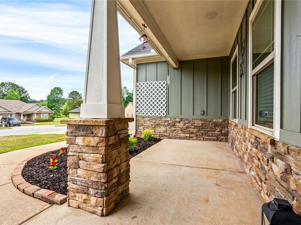 2711 E Pointe Way, Opelika, AL 36804