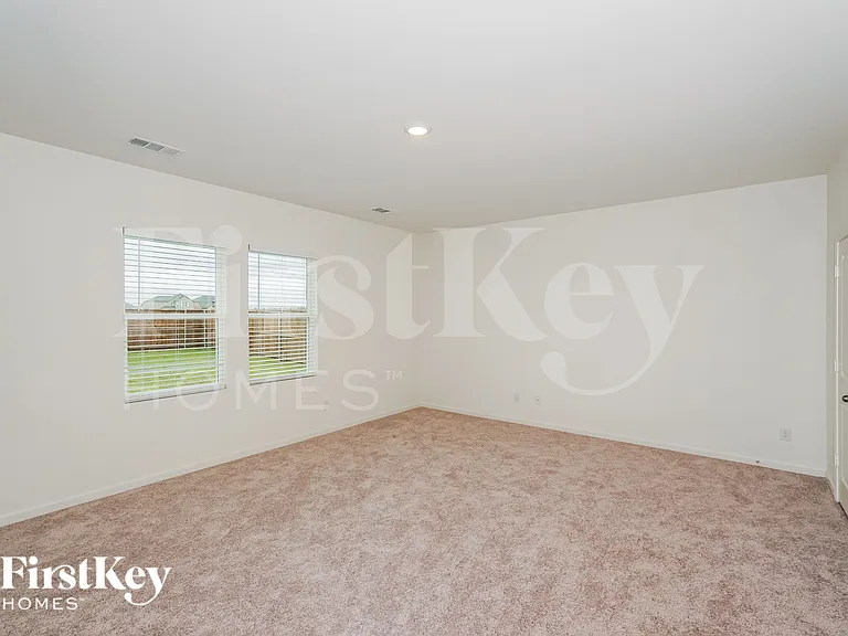 1804 Sandlin Dr — Photo 2