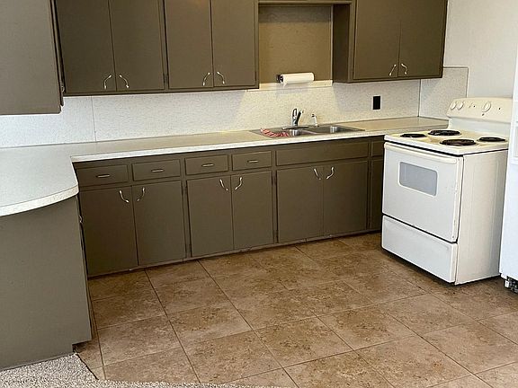 Kitchen has lots of storage