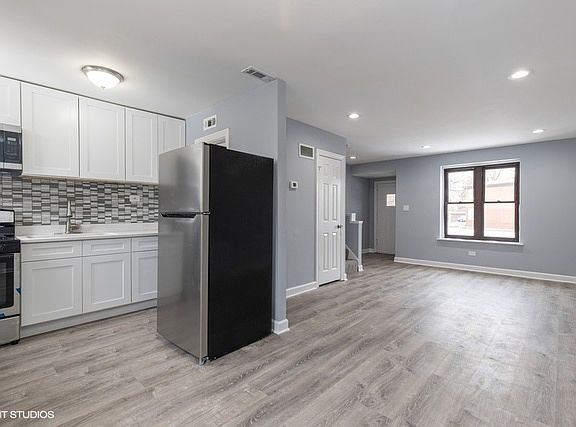 4th image of 446 East Ave