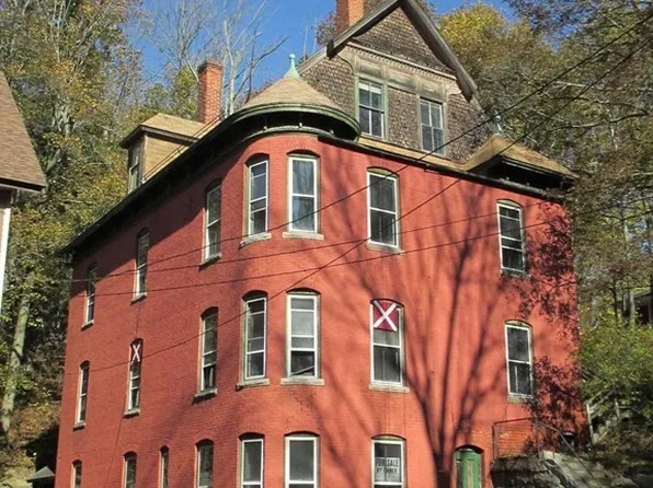 56 Pearl St, Gardner, MA 01440