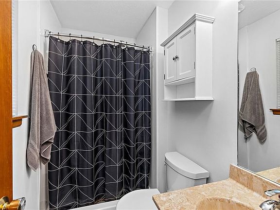 5th image of 701 SE Shawn Dr