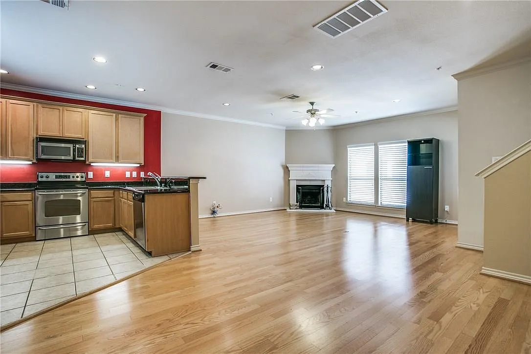 2415 Stutz Drive - D — Photo 2