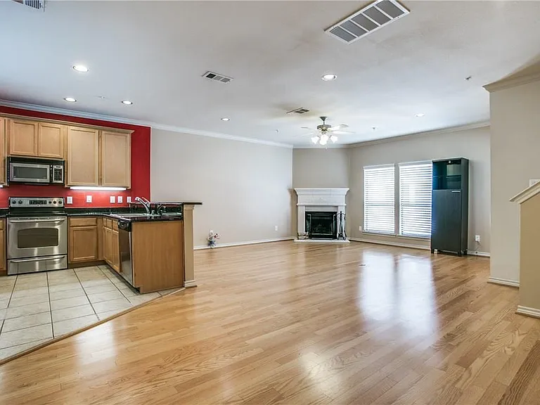 2415 Stutz Dr #D — Photo 2