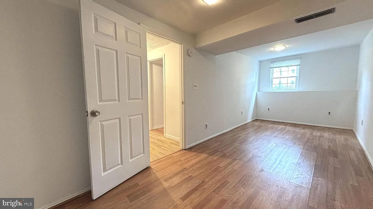 5 bed, 1900 sqft, $755 — Photo 2