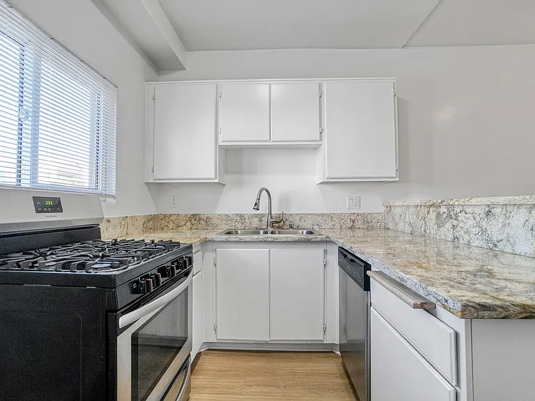 Highland Villa Apartments — Photo 6