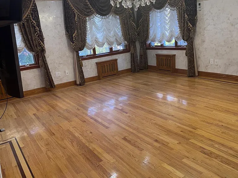 138-54 Hoover Ave #3R — Photo 1