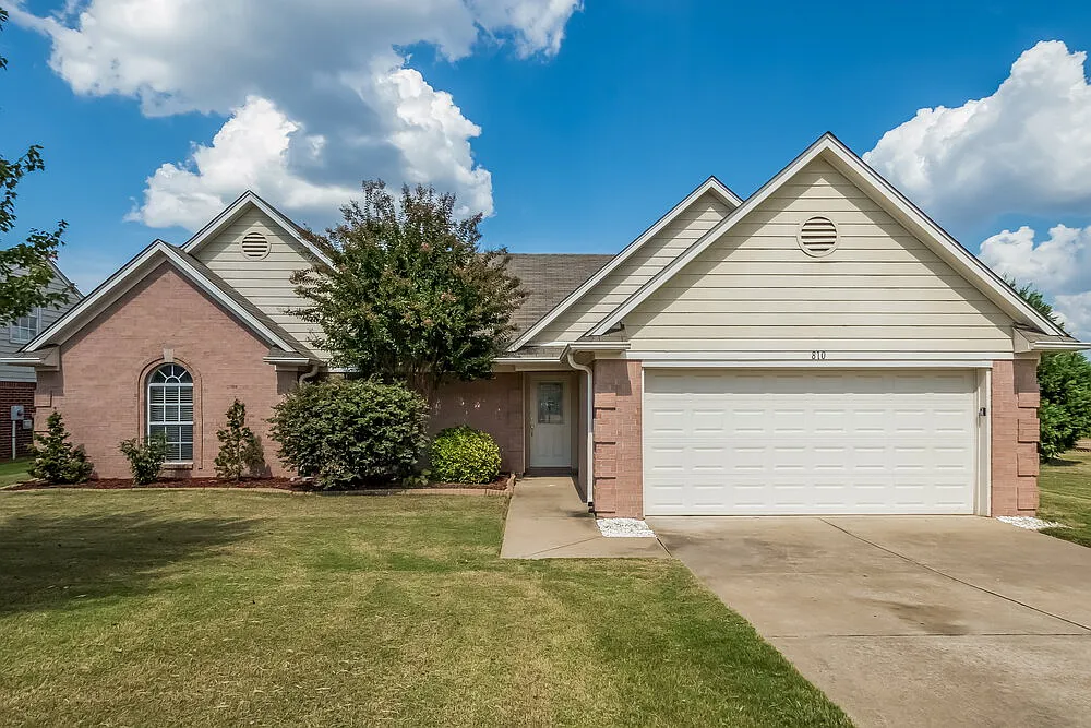 3 bed, 2.0 bath, 1566 sqft, $1,885 — Photo 1