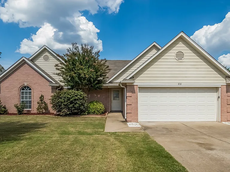 810 Lakemont Dr — Photo 1