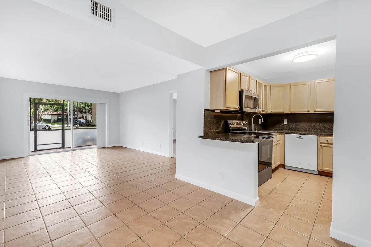 Building Photo - 490 NW 20th St #1030