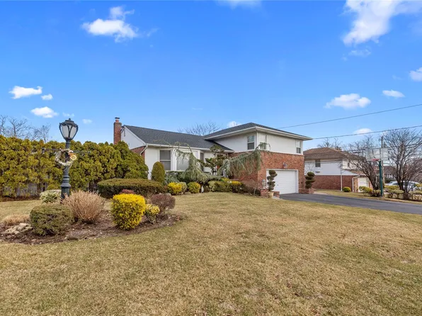 6 Regent Lane, Manhasset Hills, NY 11040