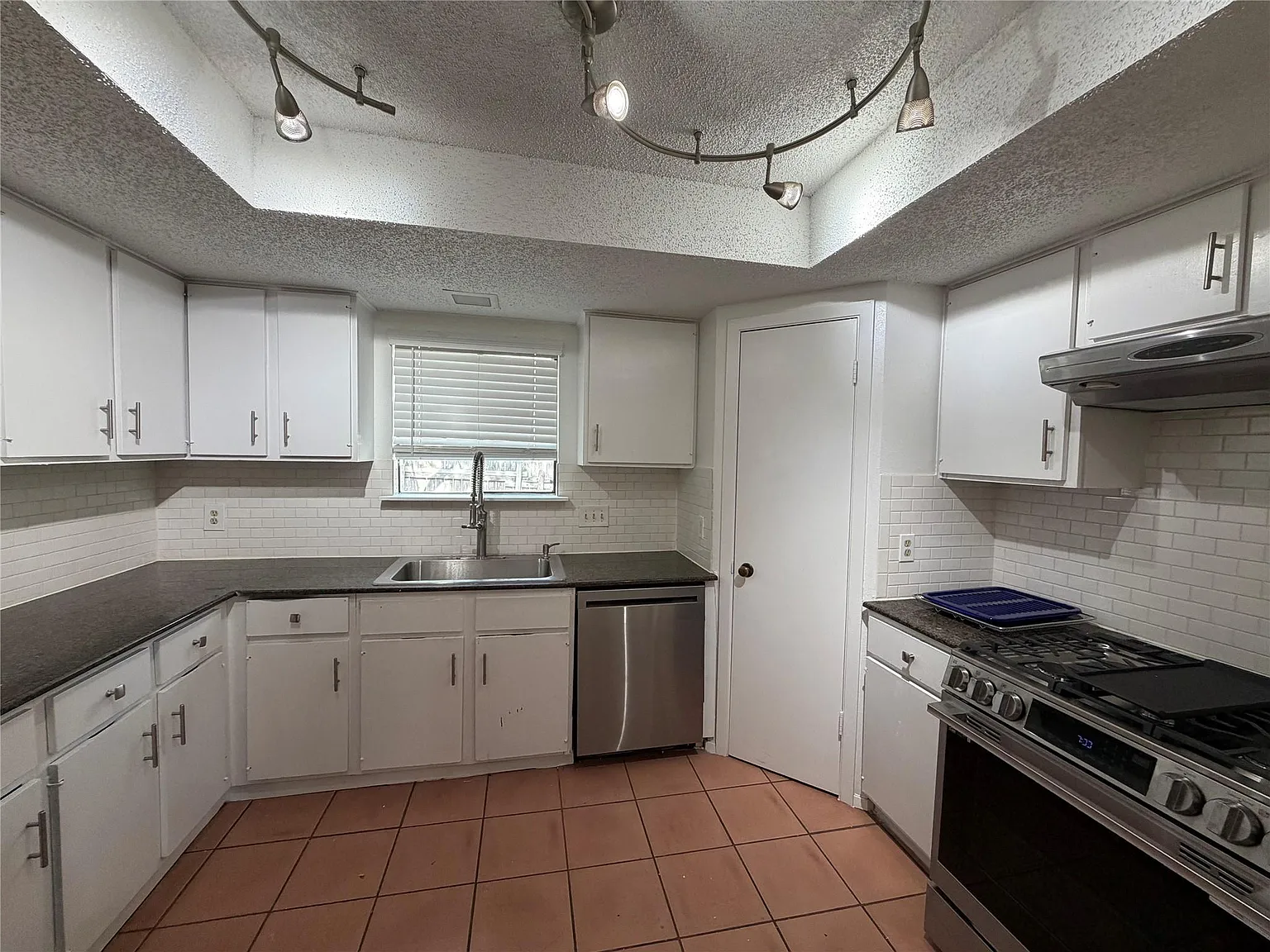 4 bed, 2.0 bath, 1735 sqft, $2,200 — Photo 4