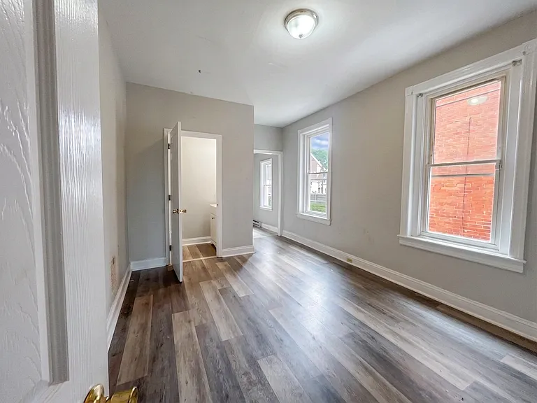 334 Oak St — Photo 4