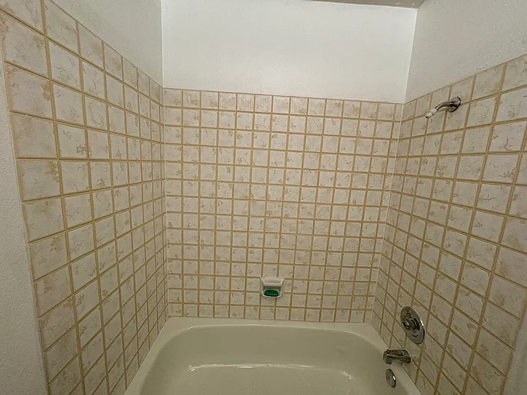 7212 Foxridge Cir #13-D — Photo 8