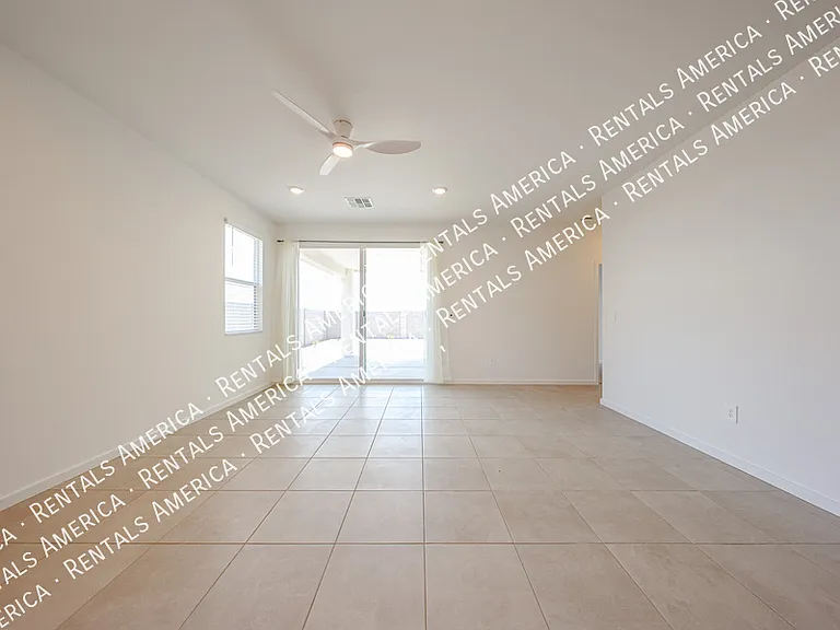 3380 N Camden Dr — Photo 3