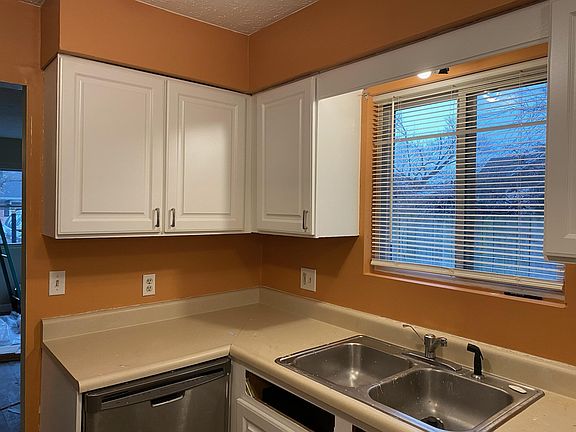 Kitchen. New drawers and cabinet doors installed.