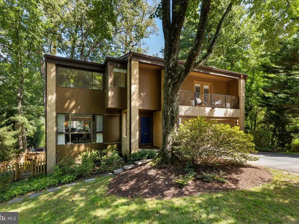 9411 Fernwood Rd, Bethesda, MD 20817