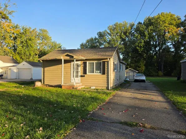 567 Helen St, Mount Morris, MI 48458