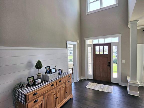 3rd image of 1071 Valley Crossing Dr
