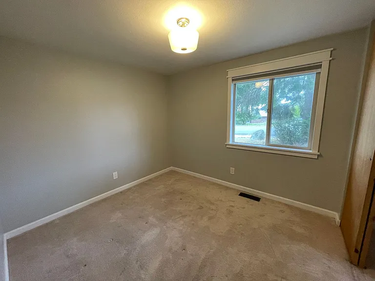580 SW 3rd Ave — Photo 10