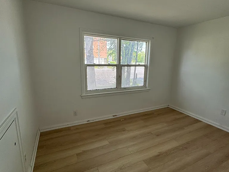 191 Finch Ave W — Photo 3