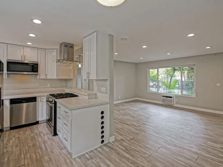 1923 Vanderbilt Ln — Photo 17