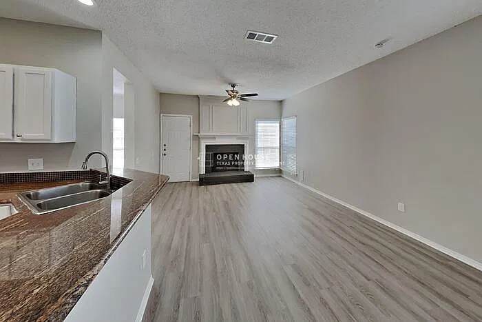 3 bed, 2.5 bath, 2548 sqft, $2,500 — Photo 3