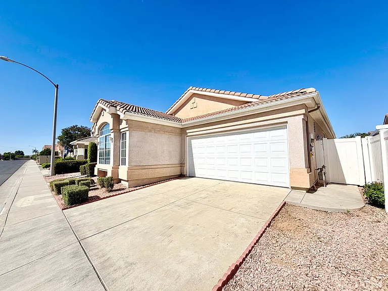 26805 China Dr — Photo 2