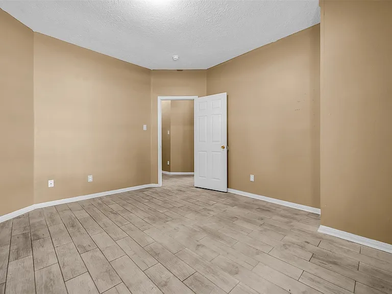 1046 Willersley Ln — Photo 15