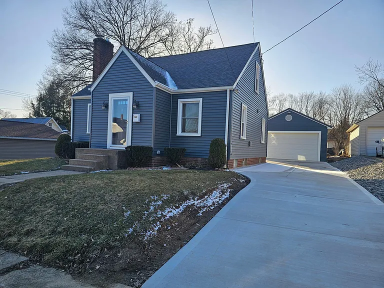 1215 Homedale Ave NW — Photo 2