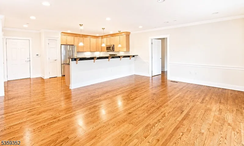 2 bed, 2.0 bath, 1369 sqft, $4,400 — Photo 4