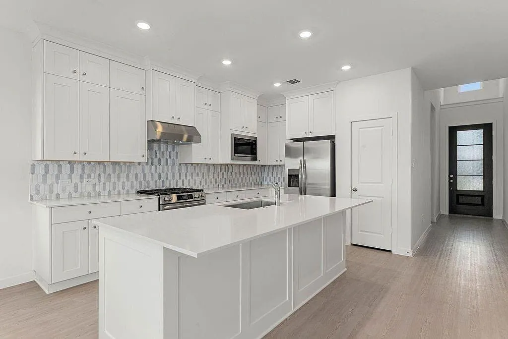 4 bed, 3.0 bath, 2410 sqft, $2,550 — Photo 4