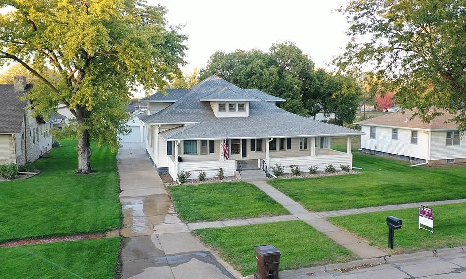 1st image of 104 E 13th St