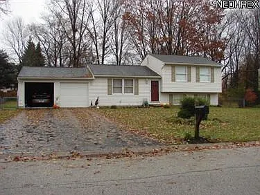 7830 Sutton Pl NE photo 1