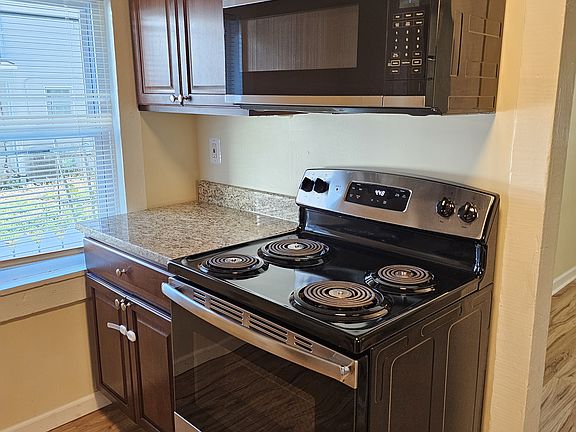 3rd image of 30 E Pall Mall St #30