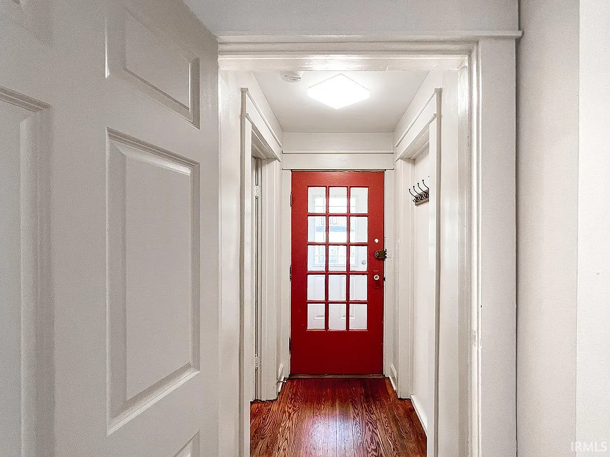 5 bed, 2.0 bath, 2072 sqft, $4,200 — Photo 3