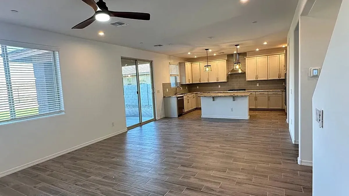 13426 W Eagle Feather Rd, Peoria, AZ 85383, USA — Photo 4