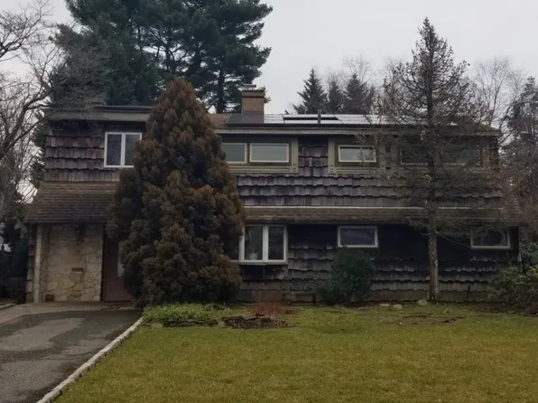 61 Prince Ln, Westbury, NY 11590