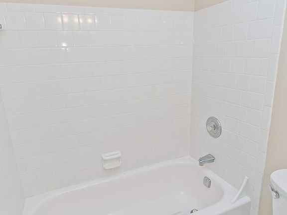 5th image of 3306 Kingswood Ct #B