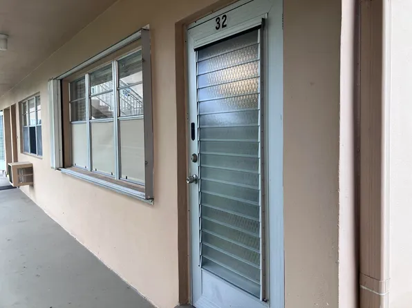 32 Salisbury E, West Palm Beach, FL
