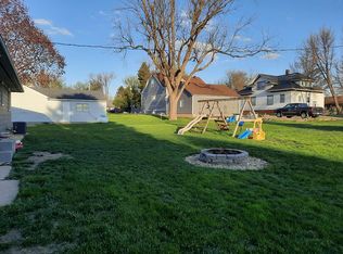 516 1st St, Hull, IA 51239