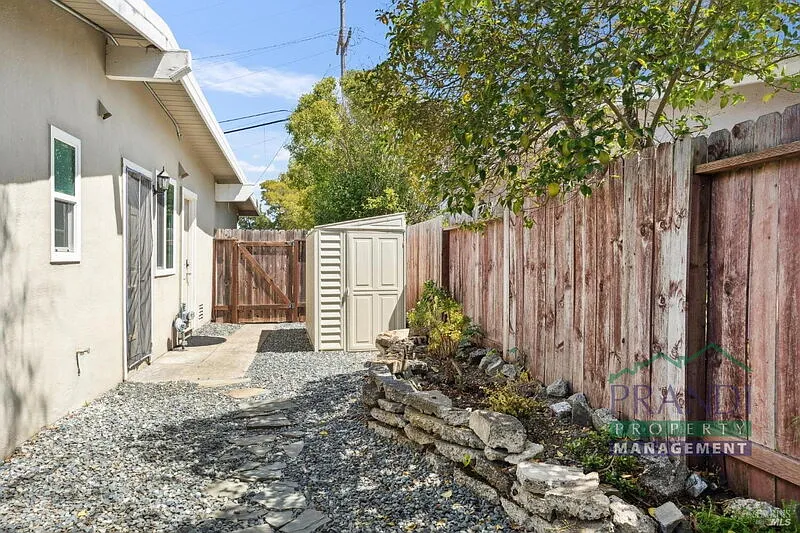 3 bed, 2.0 bath, 1250 sqft, $5,200 — Photo 3
